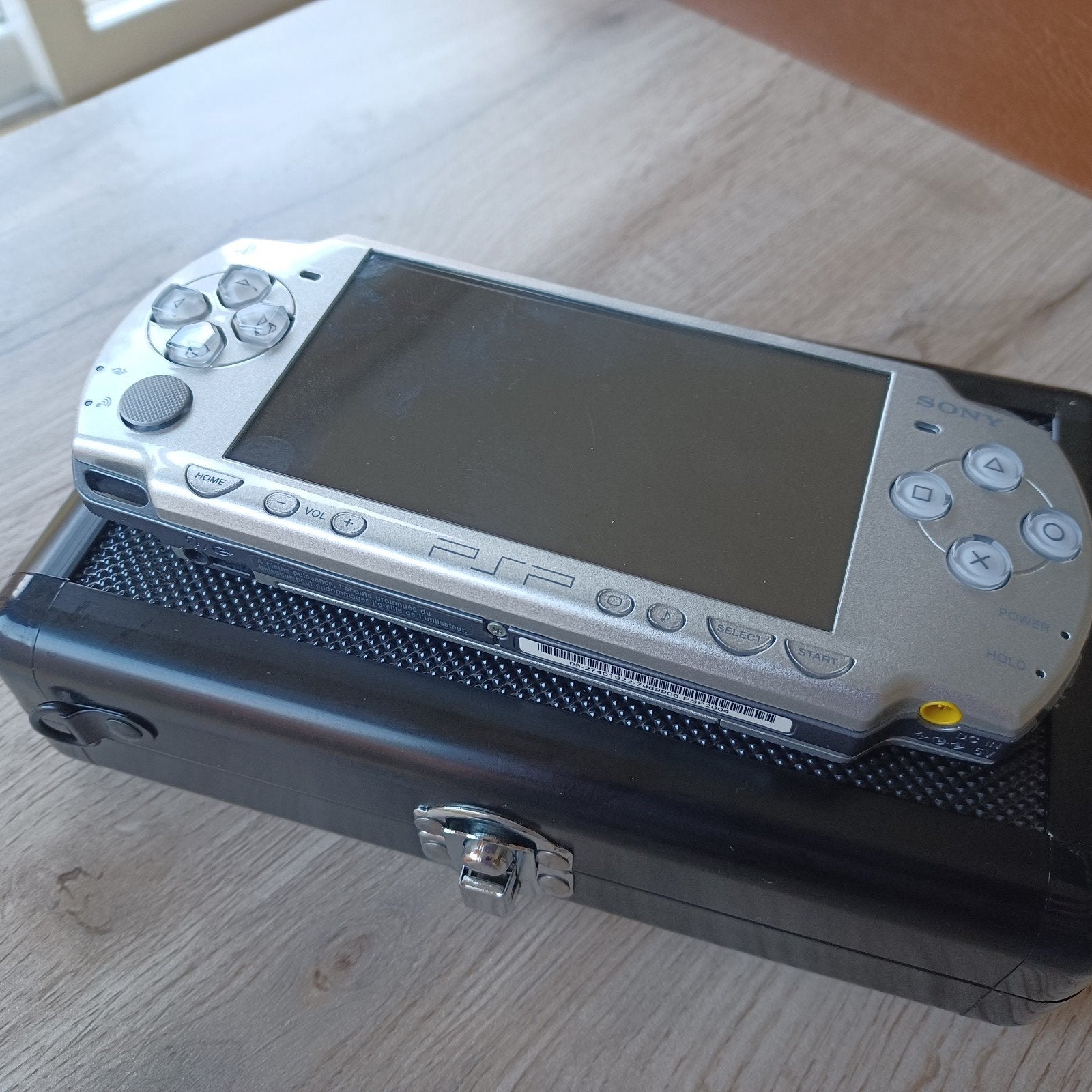 ancienne Sony PSP Silver en parfait état sans câbles ni batt, Consoles de jeu & Jeux vidéo, Enlèvement ou Envoi, PSP