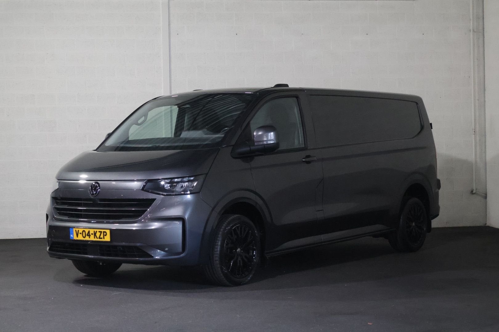 Volkswagen Transporter T7 2.0 TDI L2 H1 150pk, Auto's, Monovolume, Parkeersensor, Zilver of Grijs, Te koop