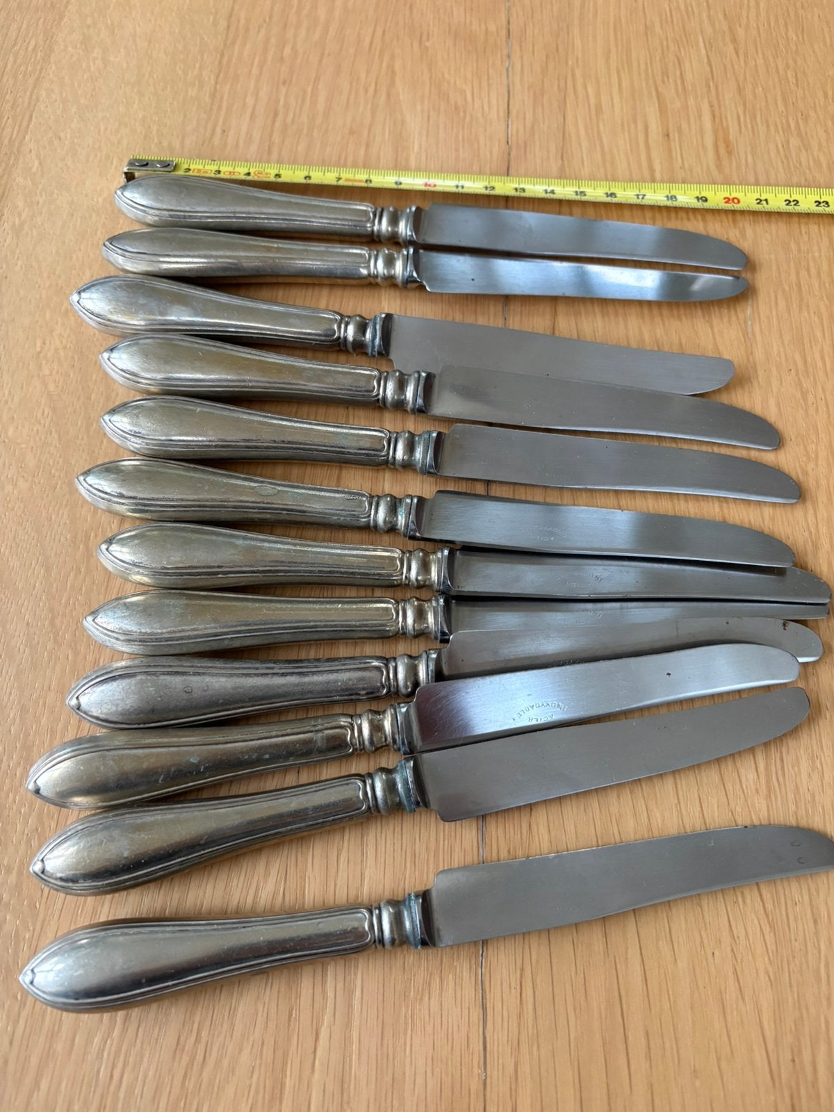12 messen, Ophalen