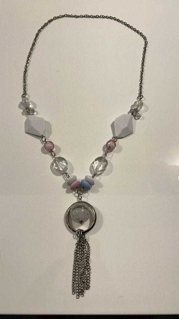Zilverkleurige halsketting met multicolor kralen, Handtassen en Accessoires, Ophalen of Verzenden, Nieuw, Wit