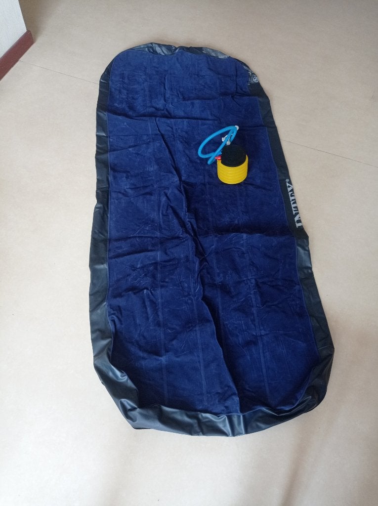 Matelas gonflable Intex 1 personne + pompe à pied – Bon état, Caravans en Kamperen, Luchtbedden, Ophalen, Zo goed als nieuw, 1-persoons