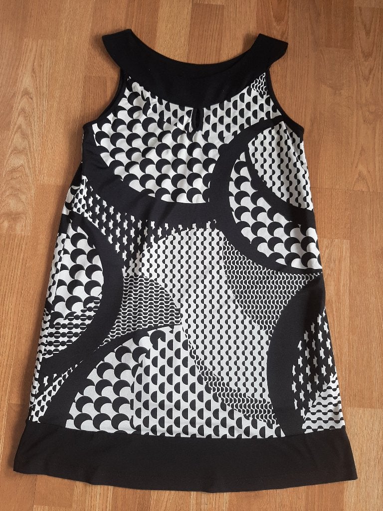 zwart-wit kleed zonder mouwen met figuren, Maat 38/40 (M), Zwart, Ophalen of Verzenden, Gedragen