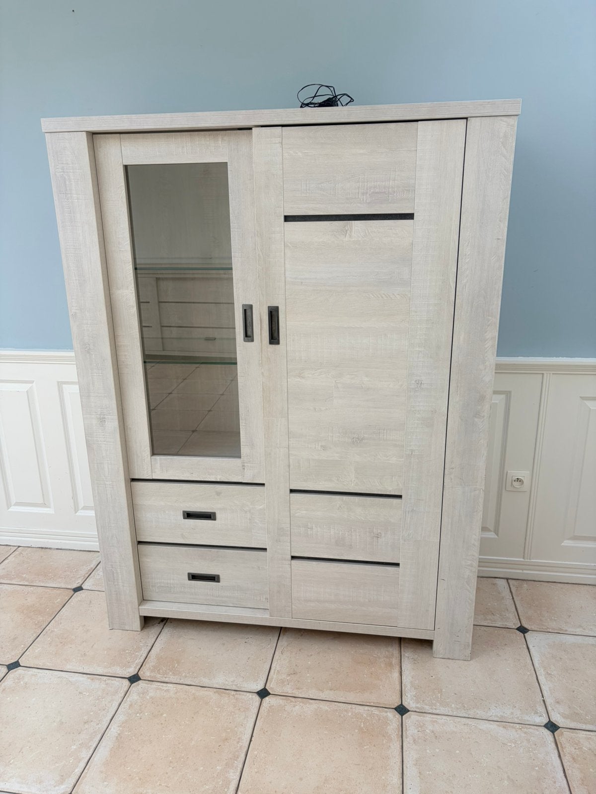 2 mooie kasten in lichte houtkleur – vitrine + dressoir, Huis en Inrichting, Kasten | Vitrinekasten, Ophalen, Gebruikt