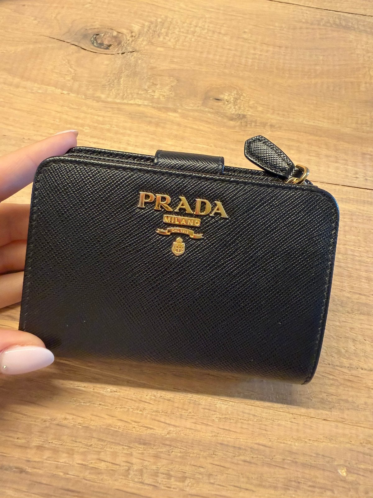 Portefeuille Prada en cuir Saffiano noir et doré, Enlèvement, Comme neuf