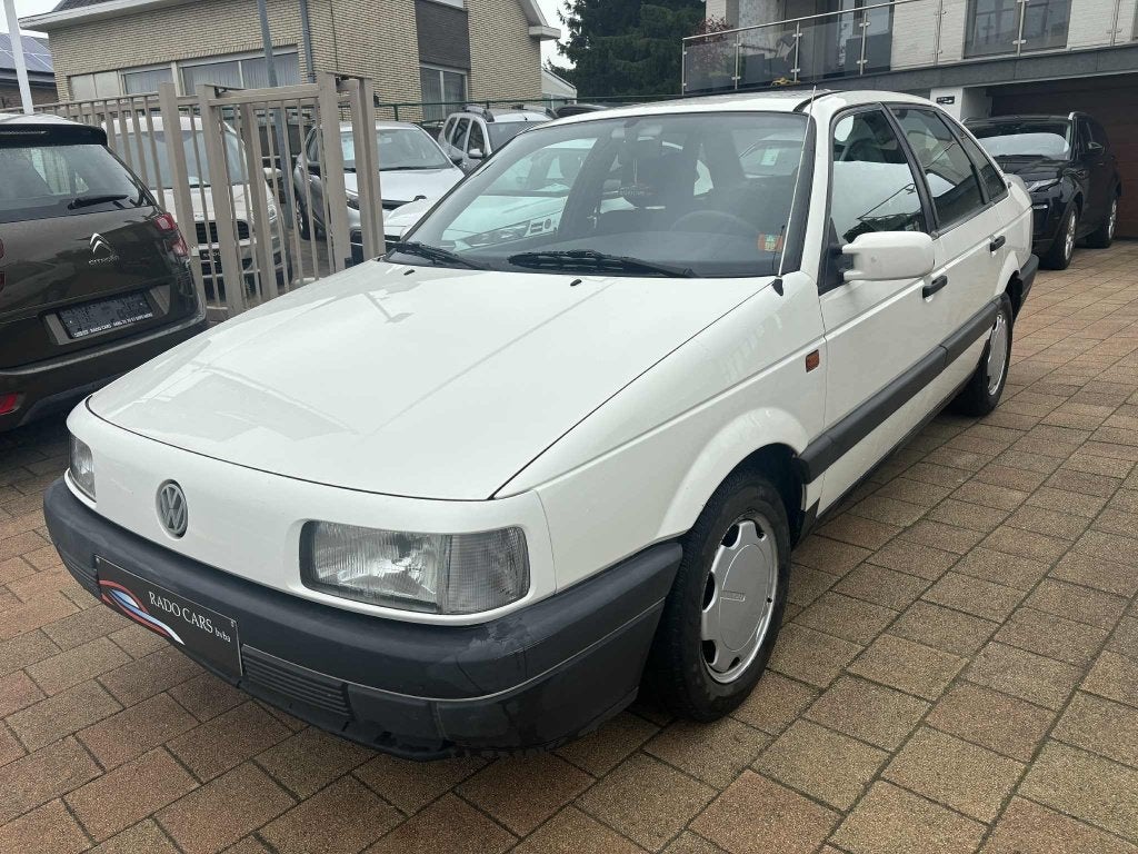 Voiture classique Volkswagen Passat 1800 cc, Achat, 4 portes, Entreprise, Boîte manuelle