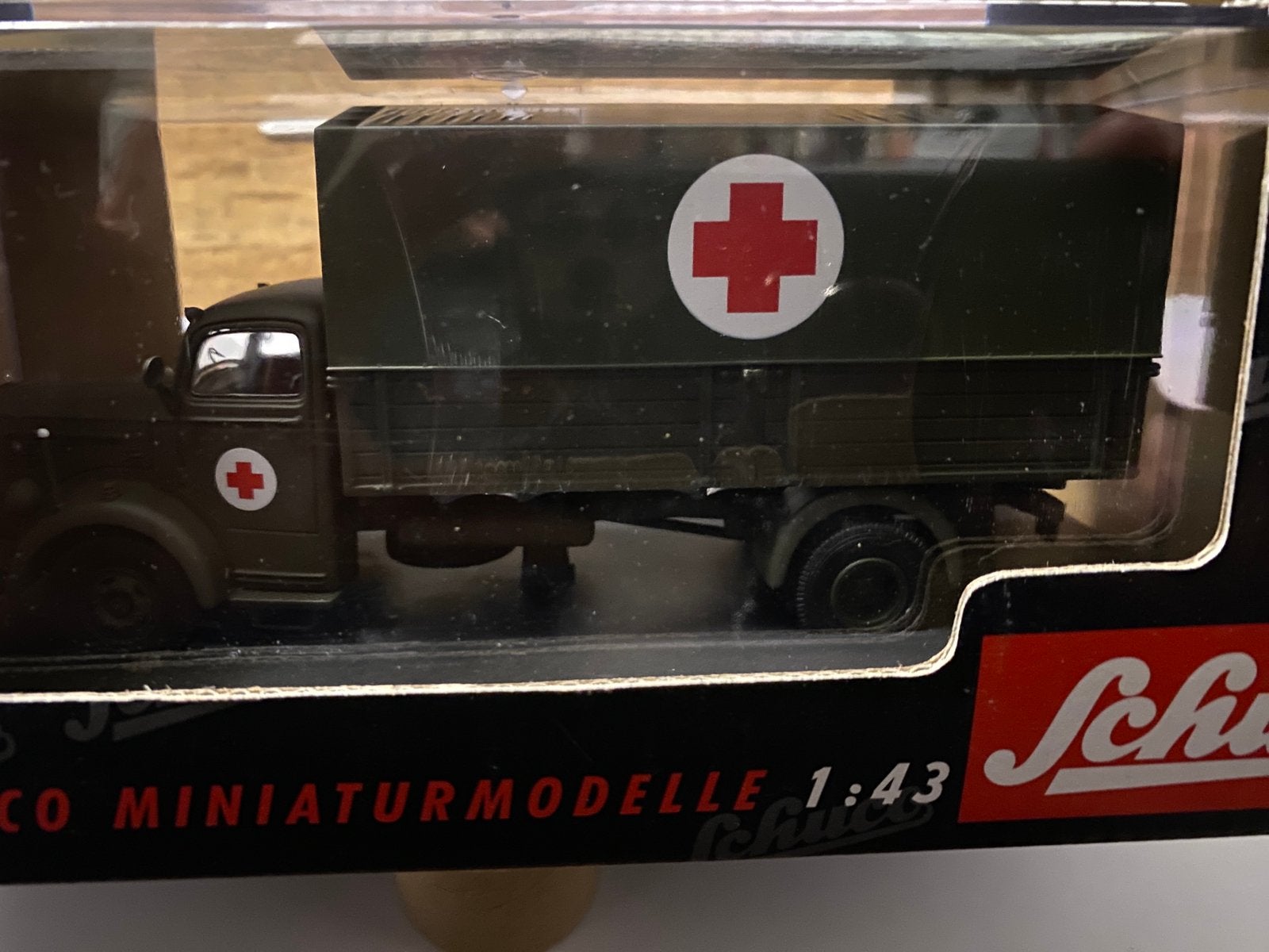 Schuco 1:43 legervoertuig rood kruis, Ophalen, Nieuw