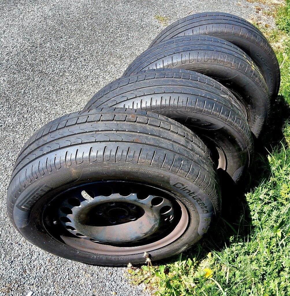 Pneus été Pirelli 205/60-16 sur jantes Volkswagen, Autos : Pièces & Accessoires, Pneus & Jantes, Pneus et Jantes, 16 pouces, Pneus été