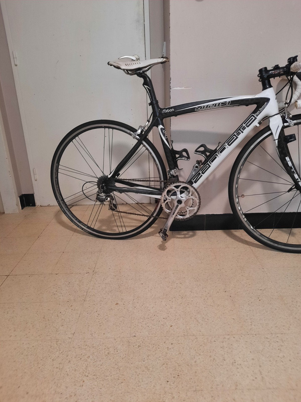 Vélo de course ZANNATA  full carbon 
état bon etat 
Vélo de, Vélos & Vélomoteurs, Vélos | Vélos de course, Enlèvement ou Envoi