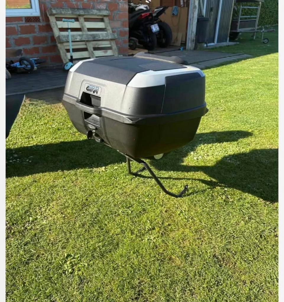 Top case givi était sur xmax, Motos, Enlèvement, Comme neuf