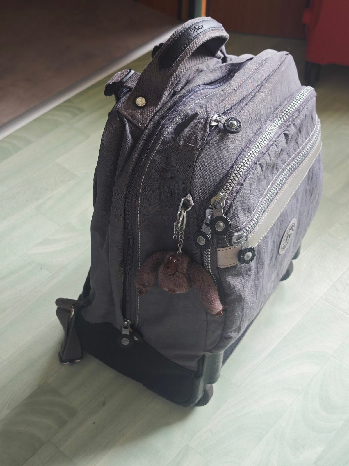 Sac à dos à roulettes KIPLING Gris–État correct (avec singe), Handtassen en Accessoires, Tassen | Rugtassen, Ophalen, Kipling