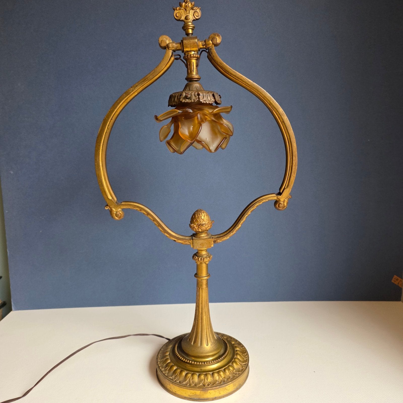 Belle lampe de table en bronze français avec chapeau de fleu, Antiquités & Art, Enlèvement ou Envoi