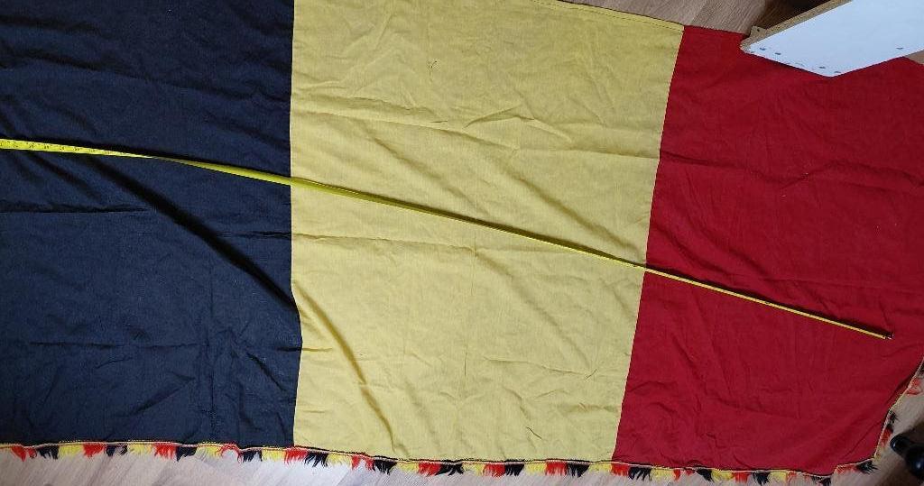 Oude Belgische vlag super groot, Ophalen, Gebruikt