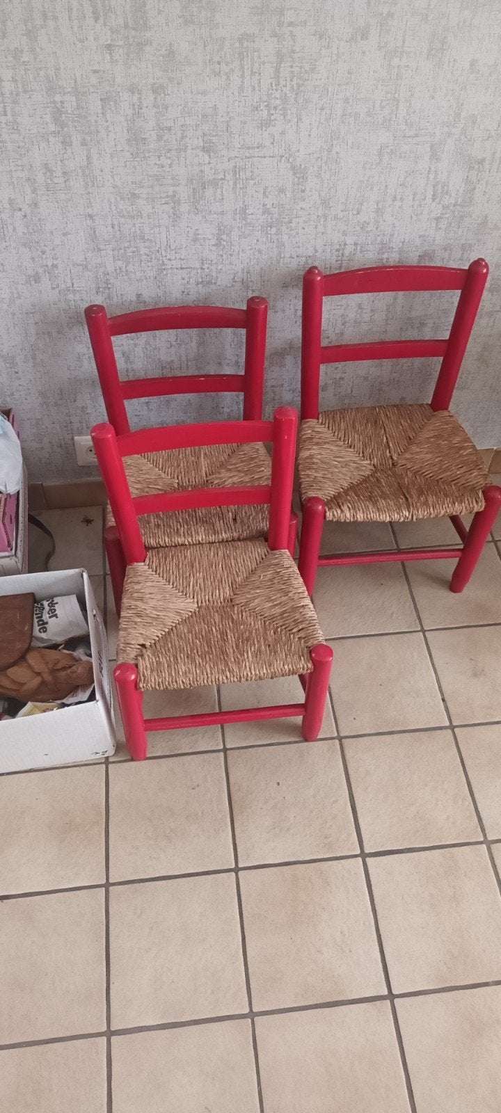 3 rieten kinderstoelen en 2 houten stepjes, Ophalen