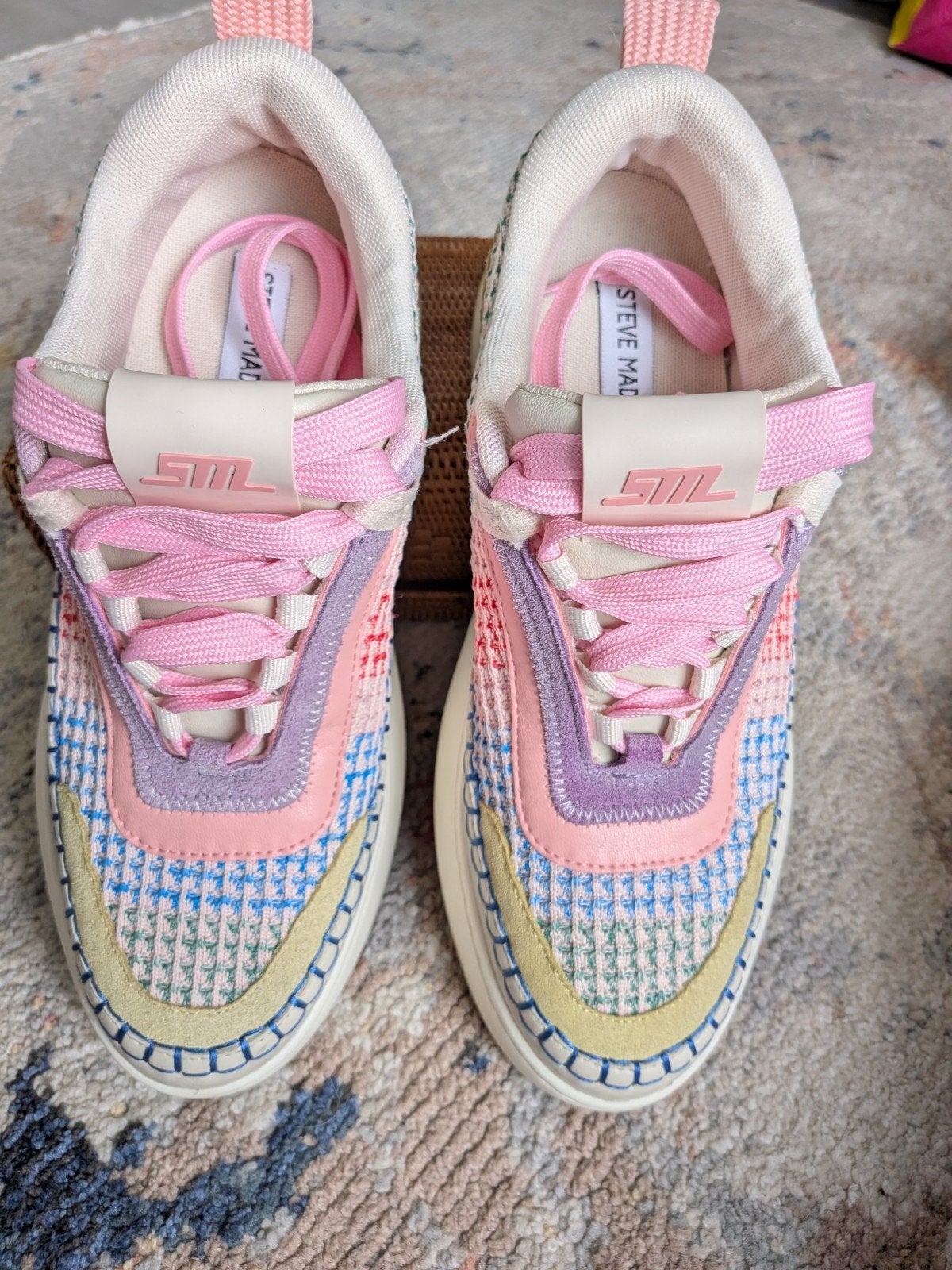 sneakers Steve Madden, Enlèvement