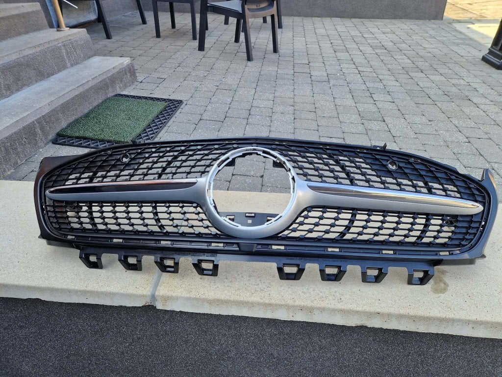 Calandre Mercedes Cla C118 état neuf, Autos : Pièces & Accessoires, Enlèvement, Neuf, Mercedes-Benz, Capot moteur
