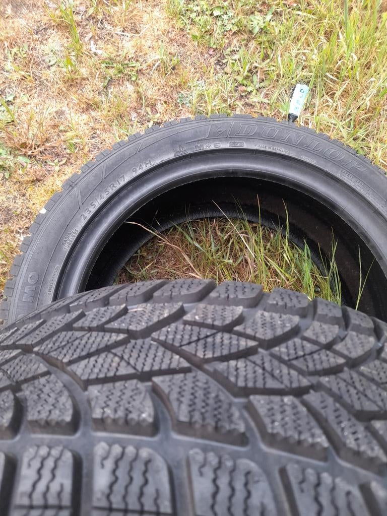 2 pneus Dunlop 235 45 17 neufs, Enlèvement
