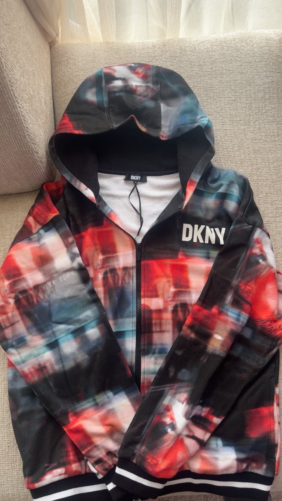 Veste DKNY à capuche – Imprimé rouge, noir & bleu – Taille 6, Ophalen of Verzenden, Zo goed als nieuw, Jongen of Meisje, Trui of Vest