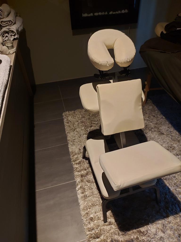 Massagestoel in nieuwstaat met draagzak, Sport en Fitness, Massageproducten, Ophalen