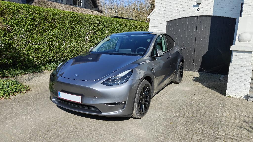 Tesla Model Y Long Range AWD als nieuw + Wallbox (BTW aftr.), Autos, Tesla, 378 kW, Argent ou Gris, Euro 6, Entretenue par le concessionnaire