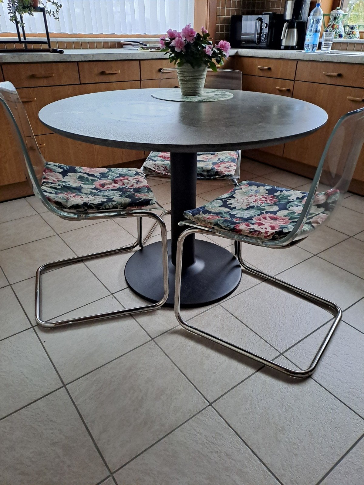 ronde tafel en 4 plexi stoelen, Huis en Inrichting, Ophalen, Zo goed als nieuw