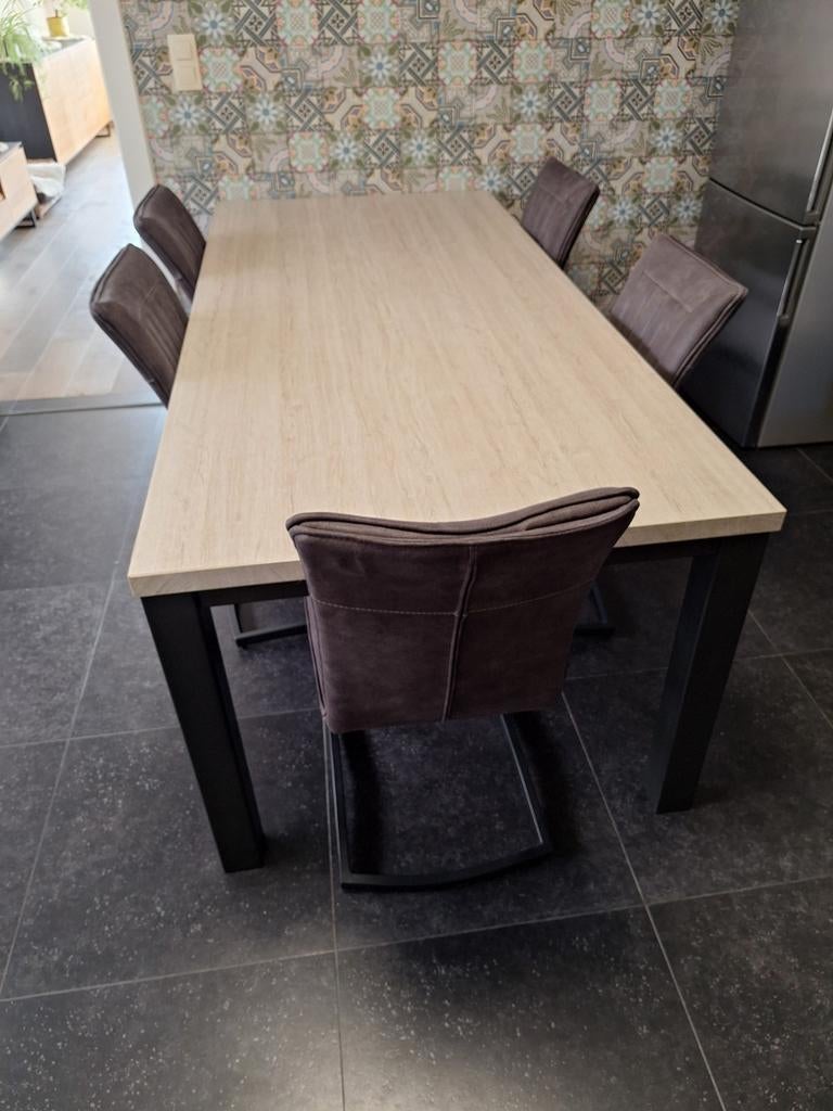 Tafel met stoelen, Ophalen