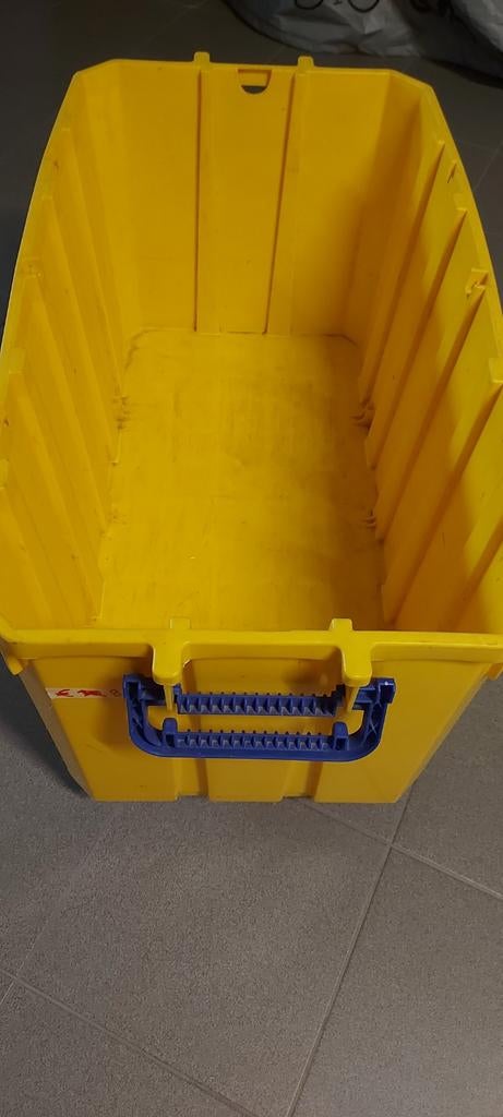 Plastiek bak op wieltjes, Ophalen