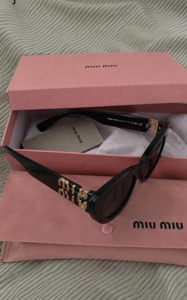 Miu miu zonnebril, Bijoux, Sacs & Beauté, Lunettes de Soleil & Lunettes | Femmes, Enlèvement ou Envoi, Comme neuf, Lunettes de soleil