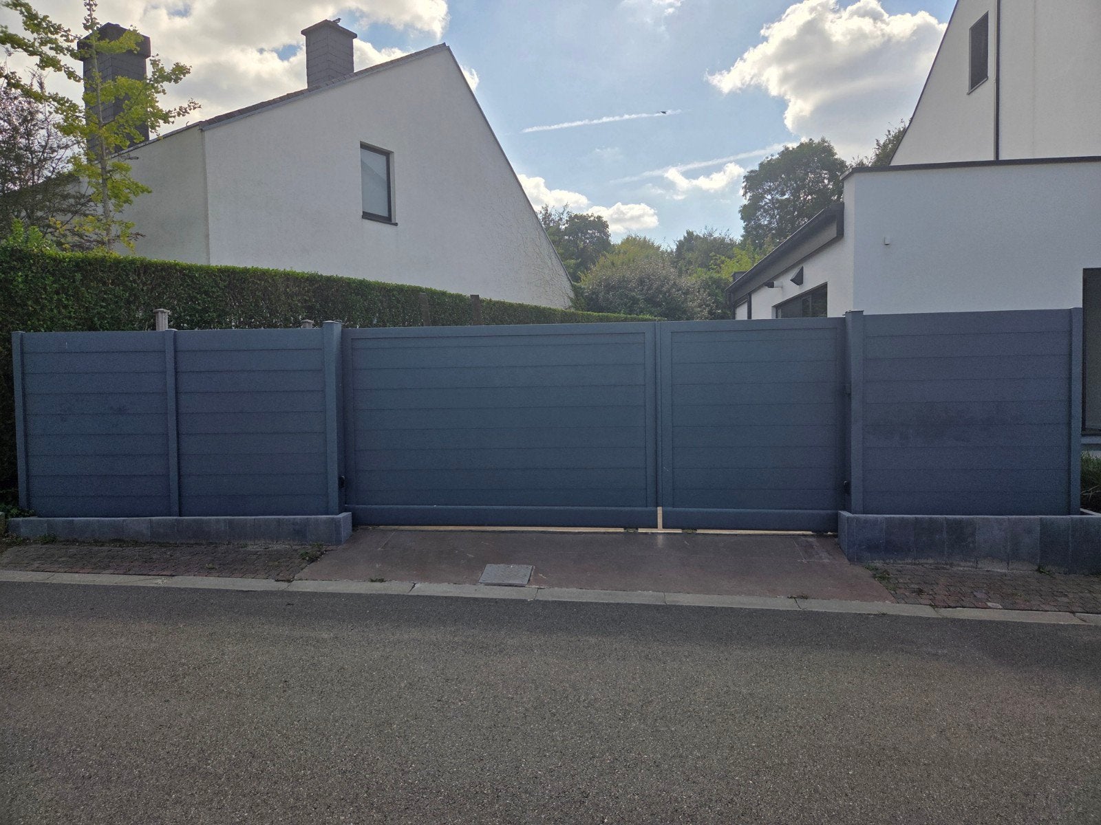 Portail coulissant électrique en aluminium bleu gris (Somfy, 200 cm ou plus, Aluminium, Enlèvement, Utilisé
