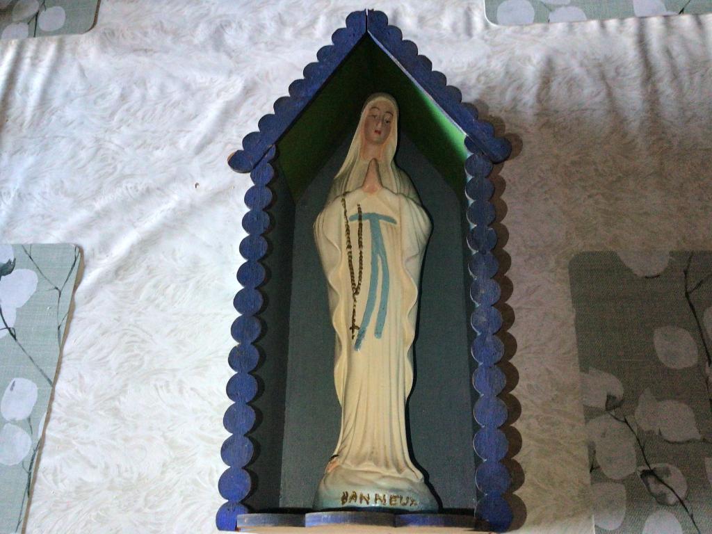 Notre-Dame de Banneux dans une niche en bois, Enlèvement ou Envoi