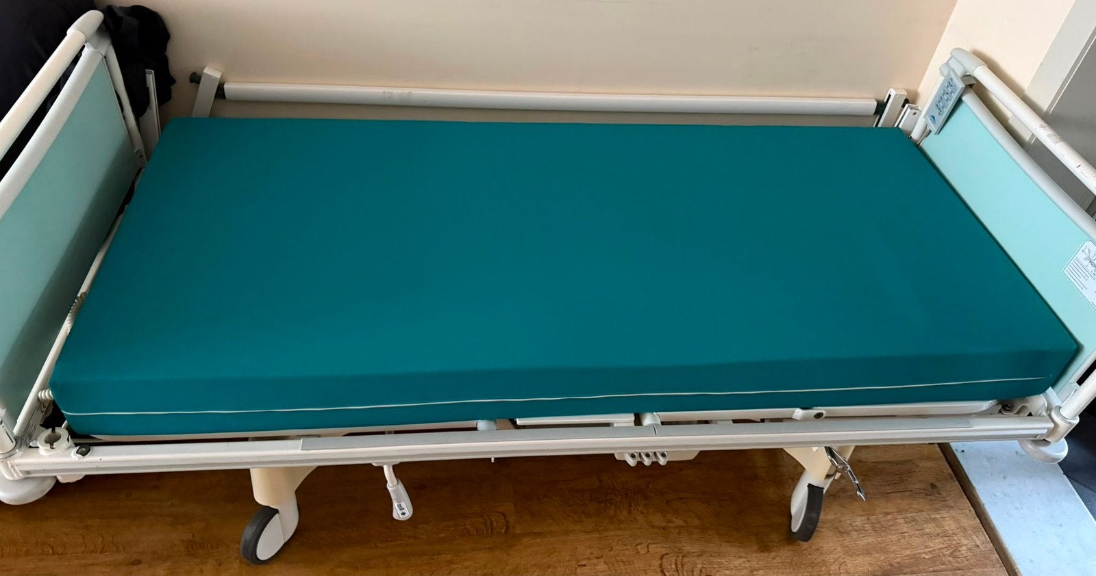 Ziekenhuisbed met matras, merk stiegelmeyer, Huis en Inrichting, Slaapkamer | Slaapbanken, Ophalen, 90 cm, Eenpersoons, Wit