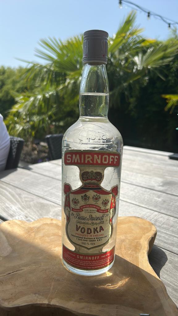 vintage fles Smirnoff Red Label Vodka, Verzamelen, Ophalen, Zo goed als nieuw