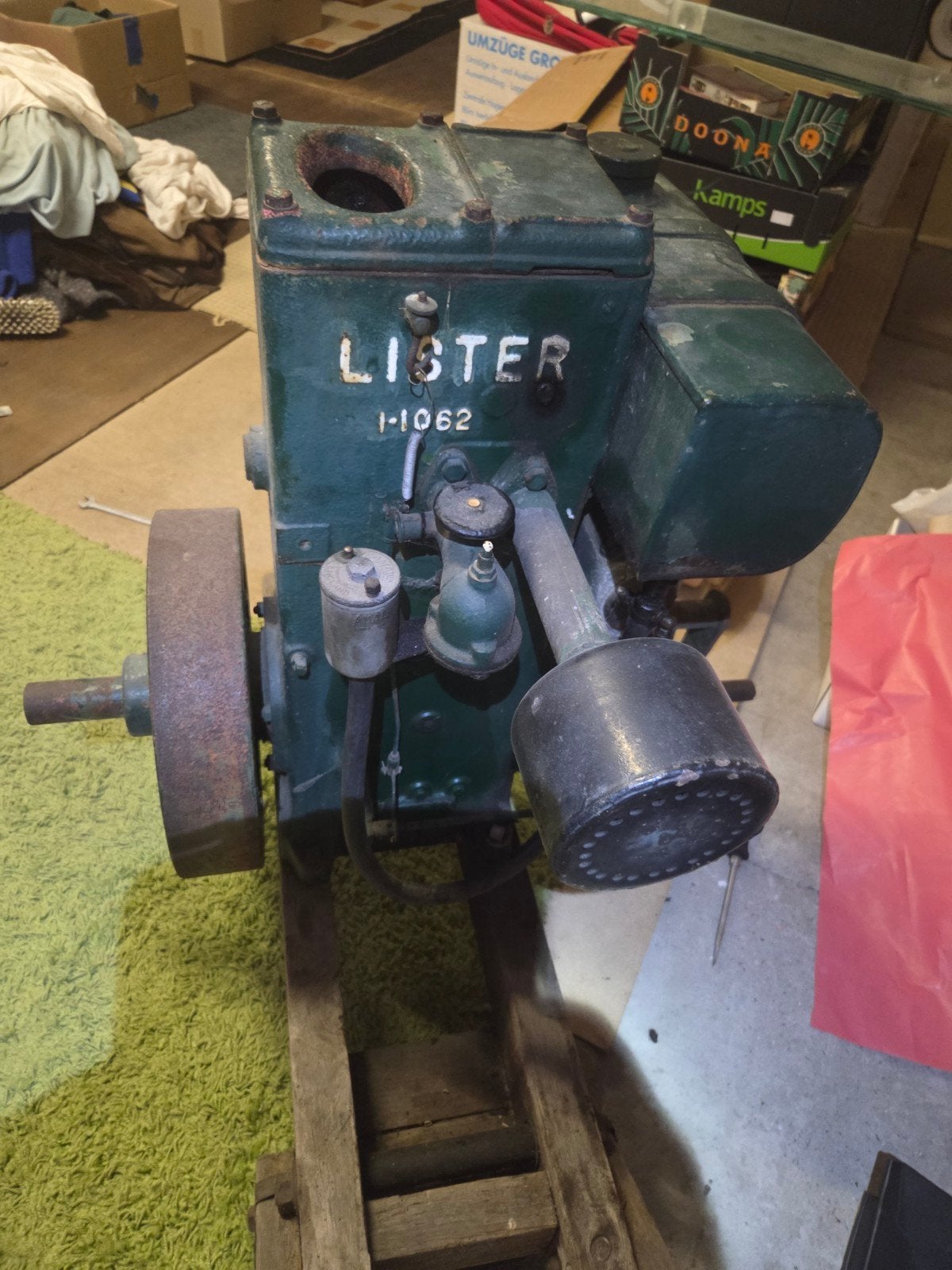 VINTAGE LISTER STATIONAIRE MOTOR EN GRAANMAALMACHINE WERKEND, Ophalen