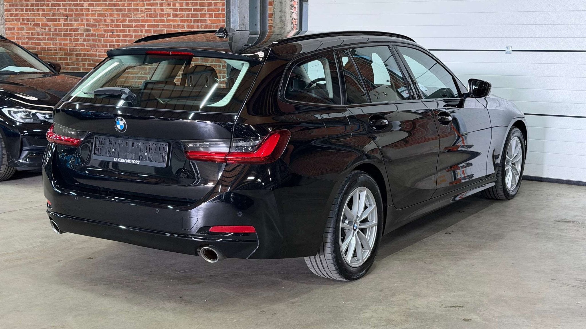 BMW 318 iA*Automaat*Facelift*Garantie*Benzine*LED*Parkeers, Autos, Achat, Euro 6, Carnet d'entretien, Noir
