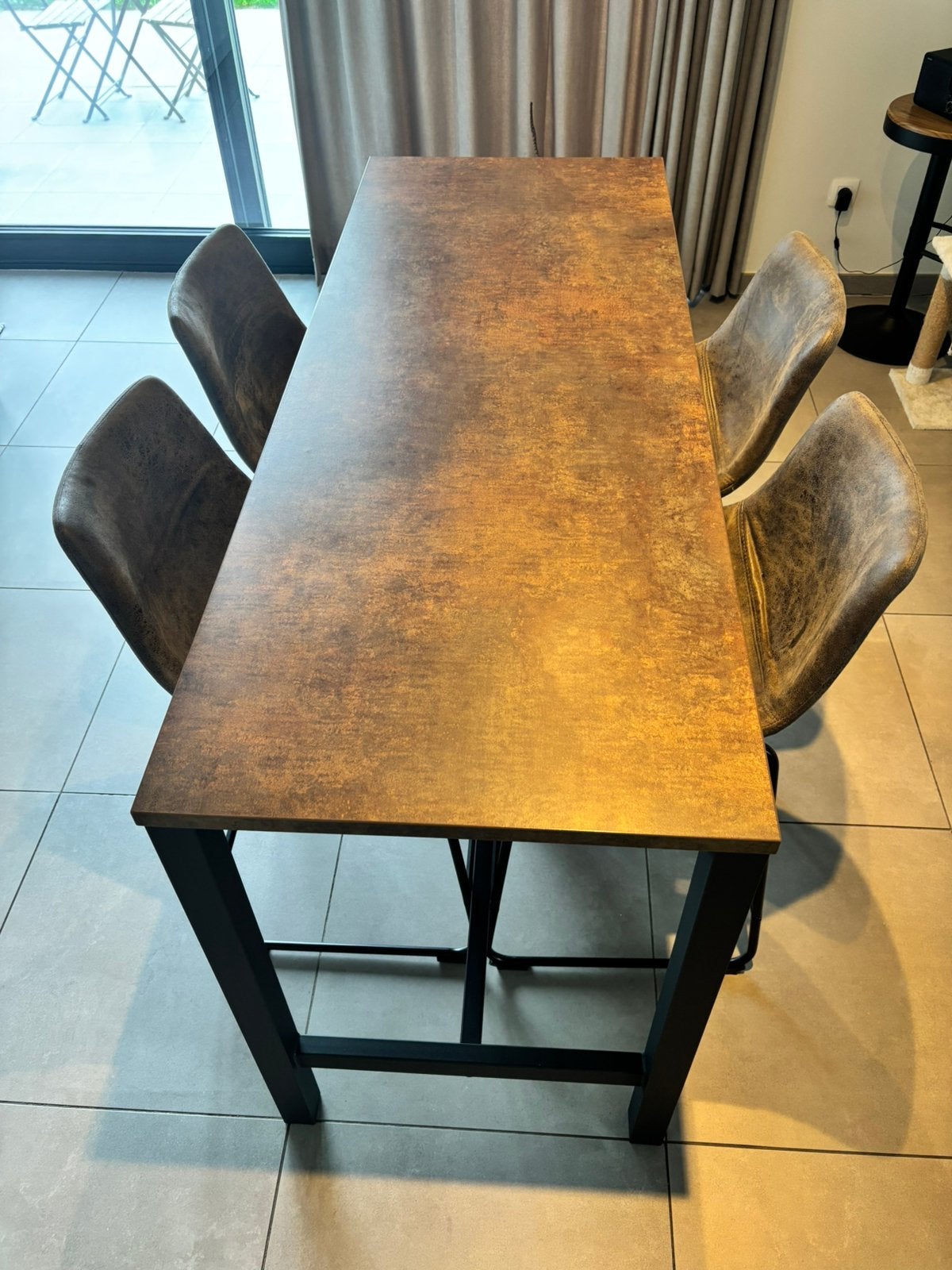 Bruin Bartafel met 4 bar stoelen, Ophalen, Zo goed als nieuw, 4 tot 6 stoelen