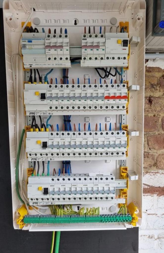 Professionele elektricien 0492363428, Ophalen of Verzenden, Zo goed als nieuw