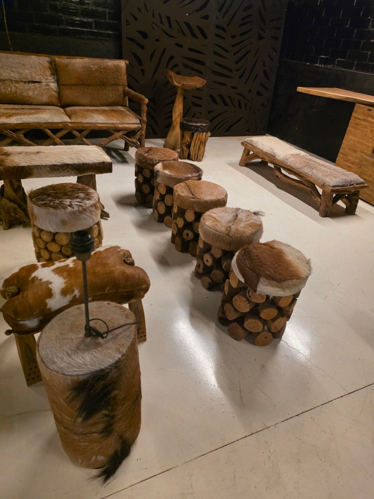 Mobilier d'intérieur divers en forme de chèvre, Enlèvement