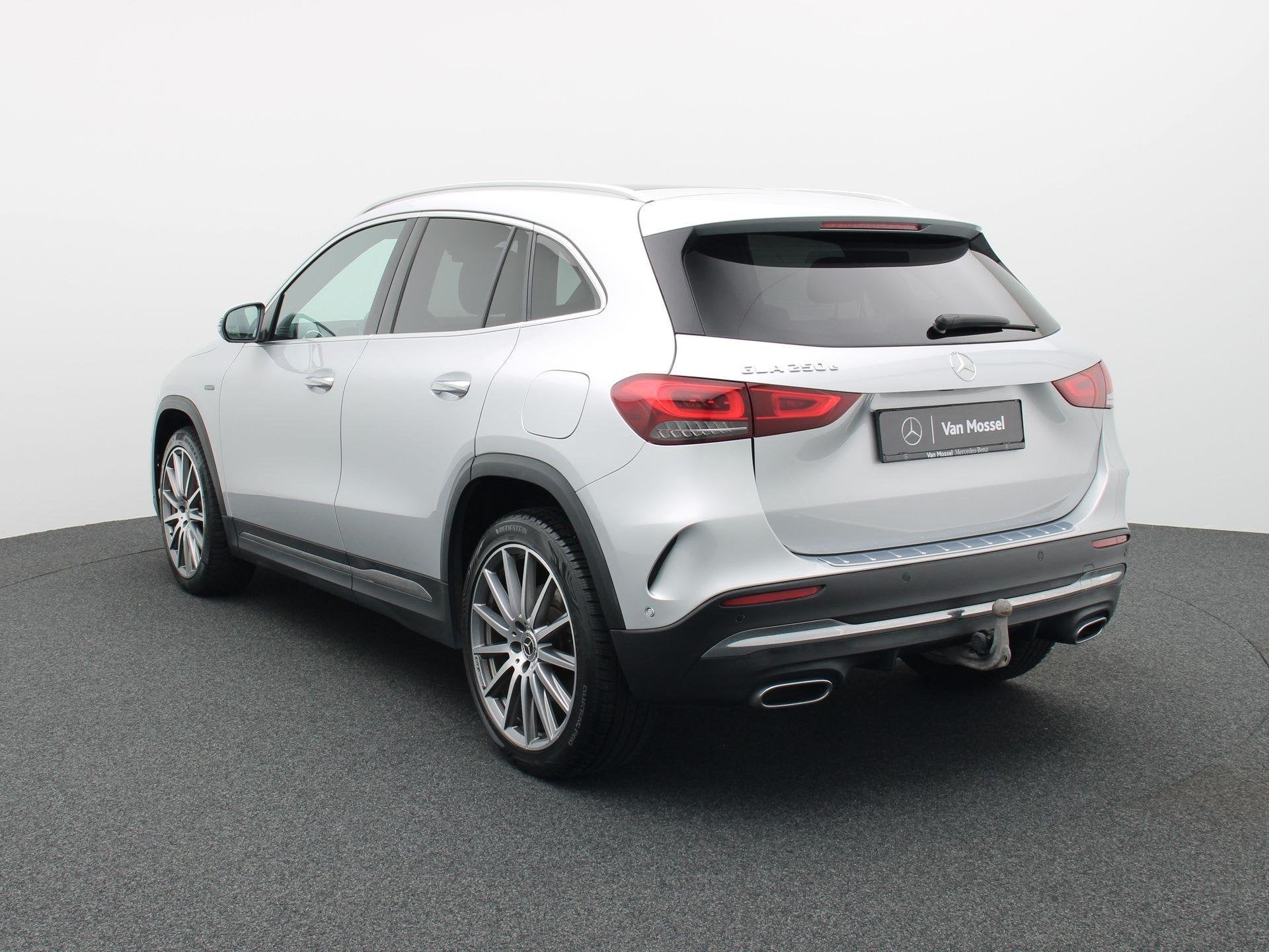 Mercedes-Benz GLA 250e Amg Line + MULTIBEAM + PANO DAK + CAR, Auto's, Stof, 4 cilinders, 16 kWh, Bedrijf