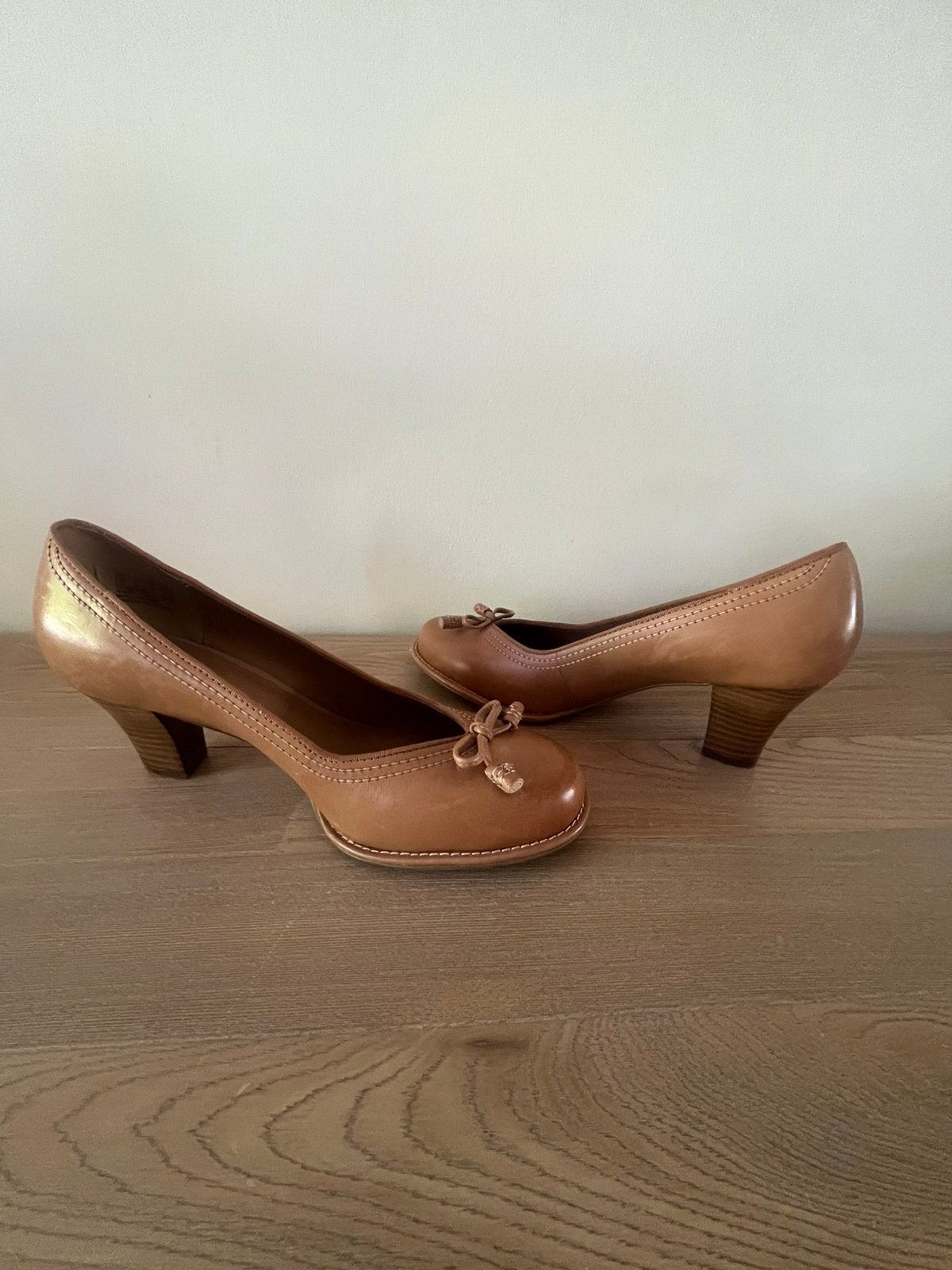 Clarks gamel pumps maat 40 met hak in heel goede staat., Enlèvement ou Envoi, Comme neuf, Escarpins