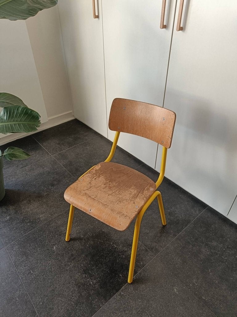 Schoolstoel met gele poten, Ophalen