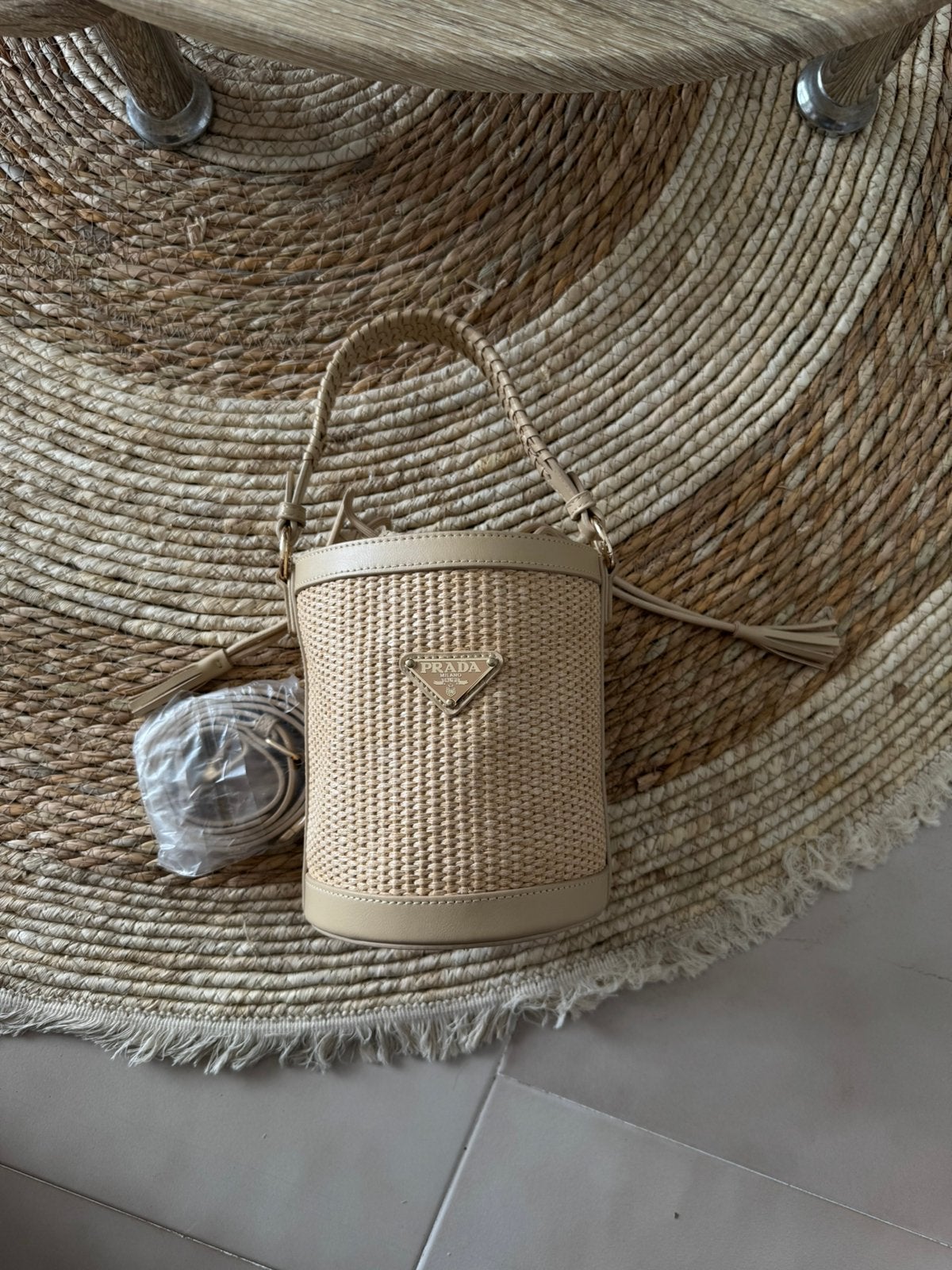 Prada Raffia Bucket Bag, Handtassen en Accessoires, Tassen | Damestassen, Ophalen of Verzenden, Nieuw, Beige, Handtas