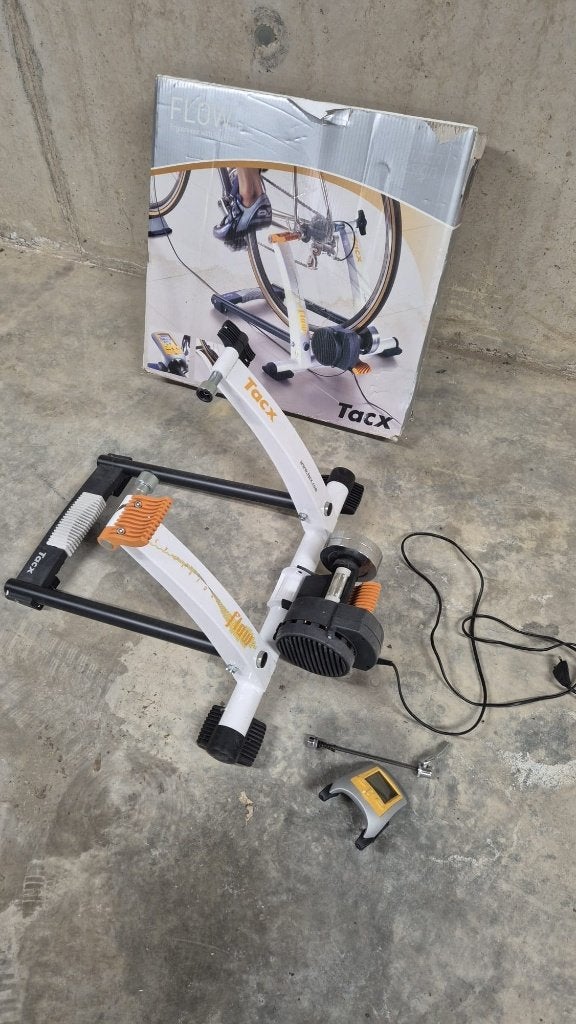 Tacx Flow trainer + fietsmontage staander, Enlèvement, Utilisé