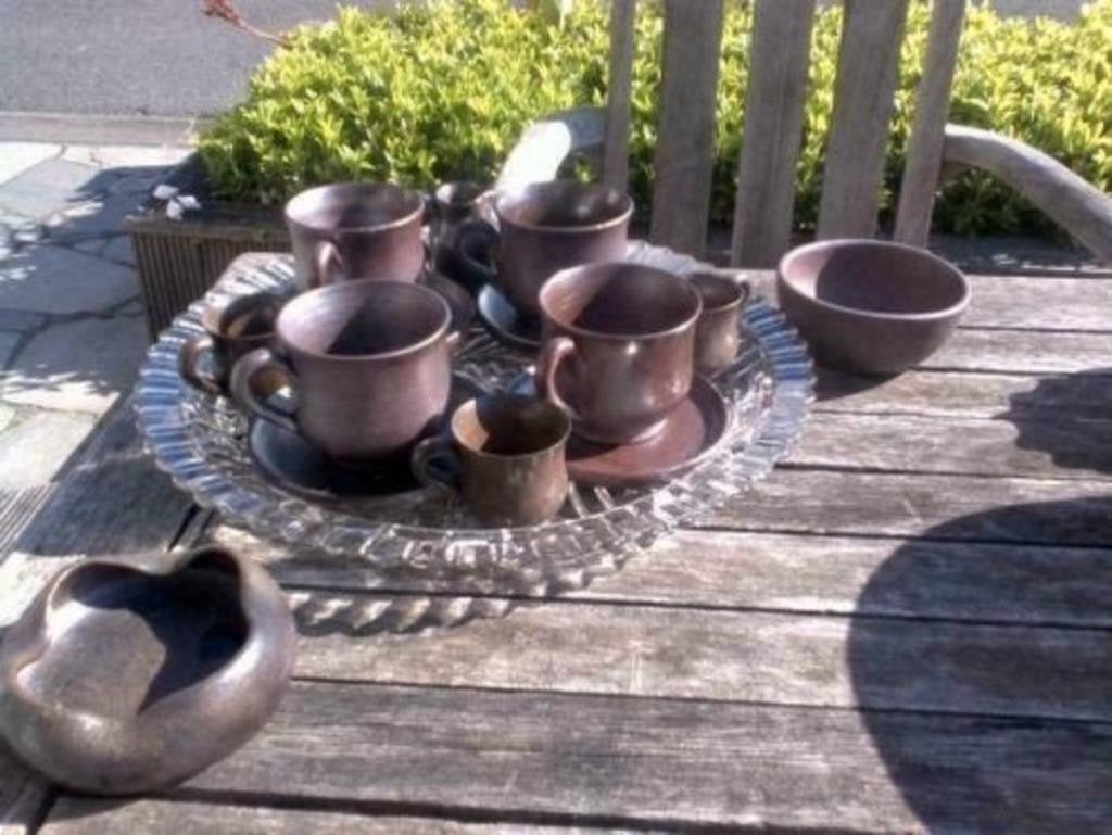 Calvados set met 4 koffie tassen en bordjes borrelglaasje me, Ophalen