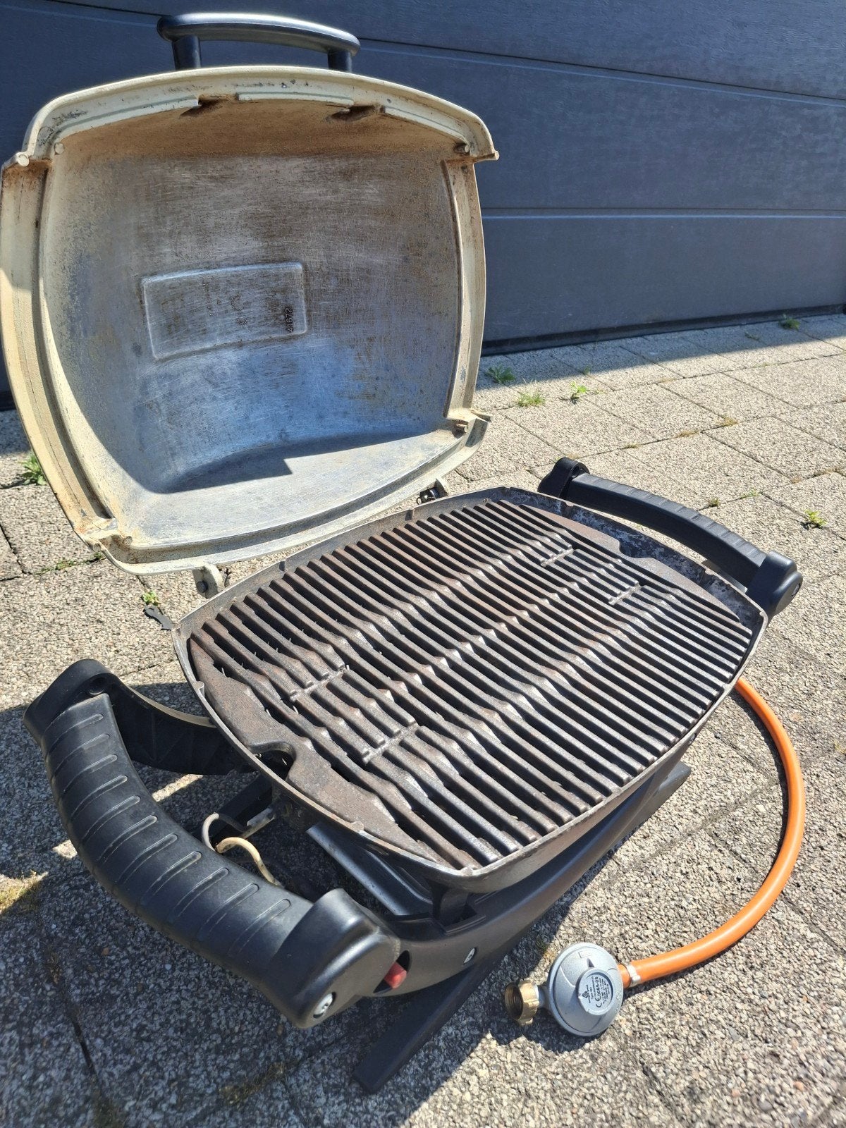 Weber gas BBQ Q100 en BBQ tafeltje op wielen, Tuin en Terras, Gasbarbecues, Ophalen