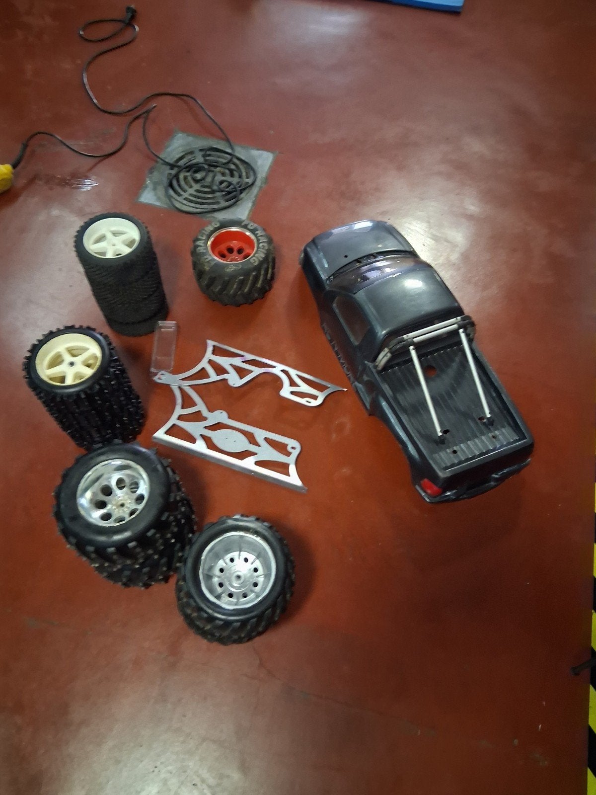 fg monster truck  body+ wielen+ 2sets marder fg wielen, Hobby & Loisirs créatifs, Enlèvement ou Envoi