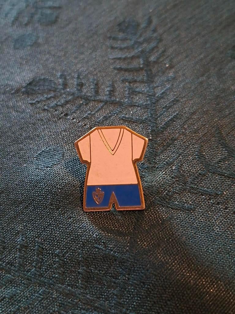 pin/speldje : Voetbaltenue Belgische ploeg uit 1992, Ophalen of Verzenden, Zo goed als nieuw, Sport, Speldje of Pin