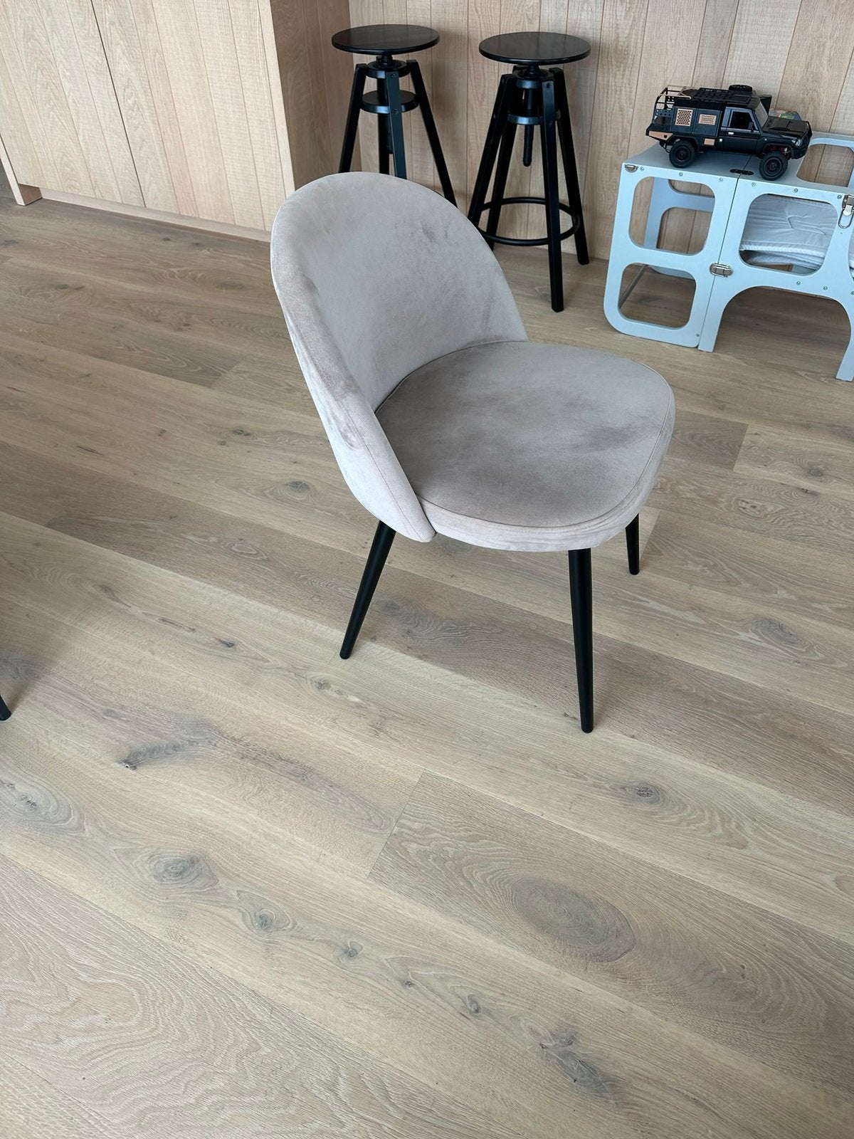 8 moderne eetkamerstoelen – velours lichtgrijs / zwarte po, Huis en Inrichting, Stoelen, Ophalen, Gebruikt, Overige kleuren, Vijf, Zes of meer stoelen
