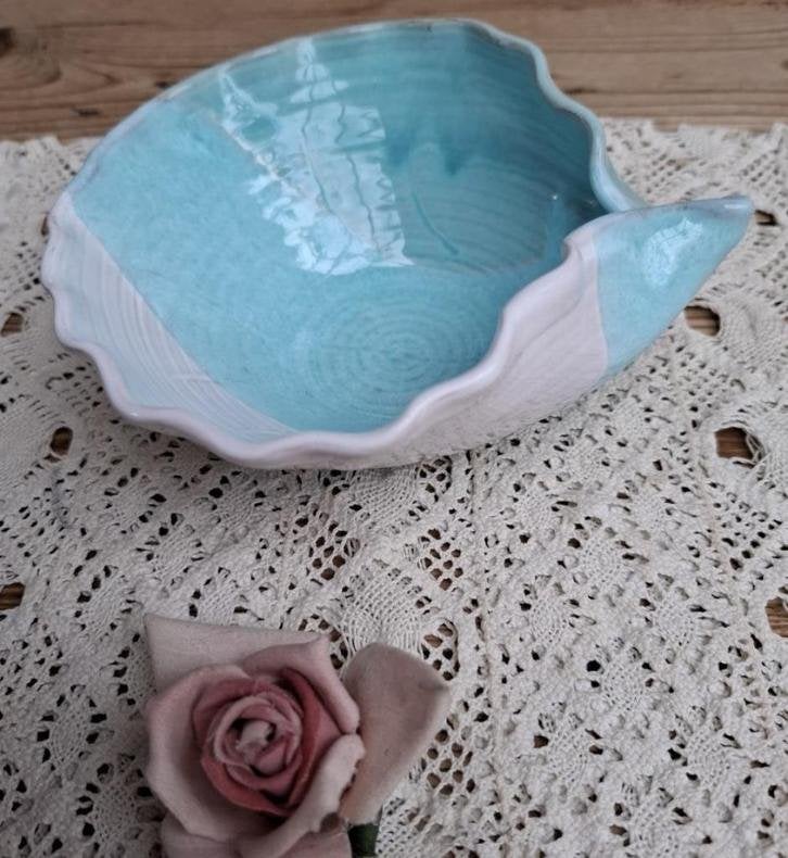 Wit met turquoise keramiek potterie schelpvormig schaaltje, Enlèvement ou Envoi