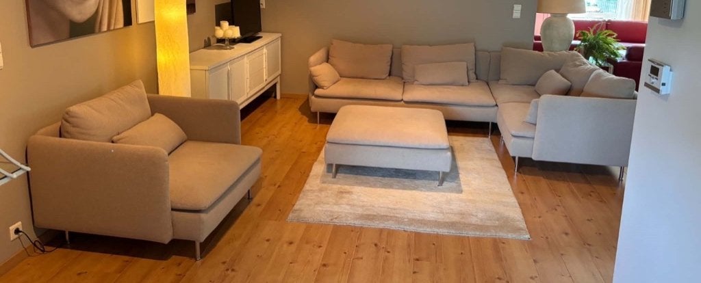 Hoeksalon met fauteuil en poef., Enlèvement, Comme neuf, Tissus
