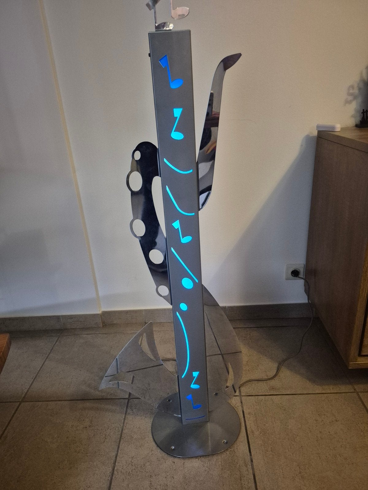 staanlamp in de vorm van een saxofoon, Enlèvement