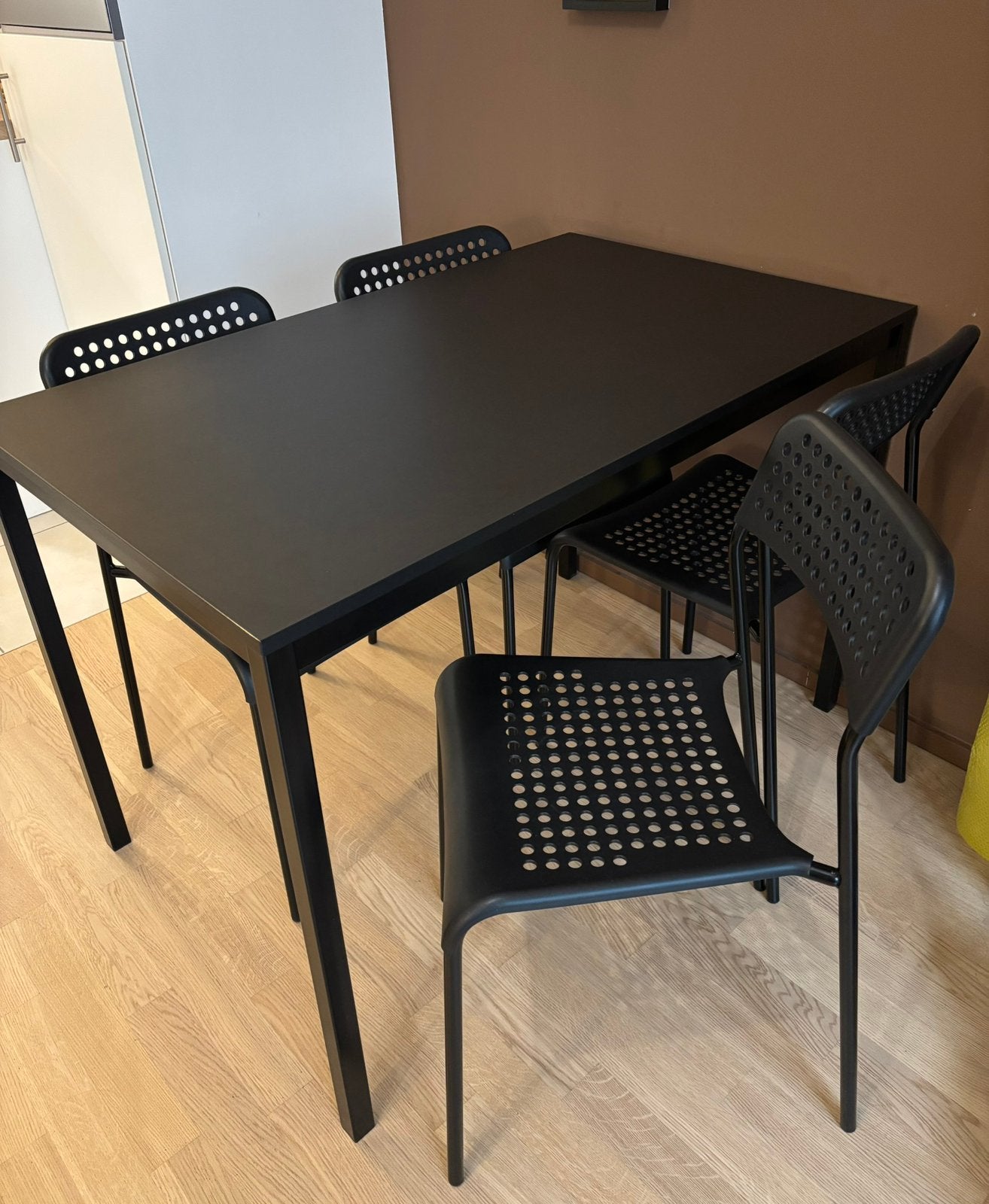 Table avec 4 chaises IKEA, 100 à 150 cm, Quatre personnes, Comme neuf, Enlèvement